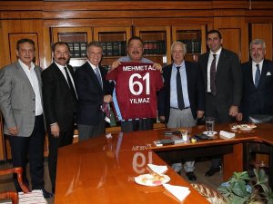 Trabzonspor Yönetimi, Onursal Başkan Mehmet Ali Yılmaz’ı Ziyaret Etti
