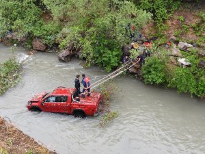 Gümüşhane’de Kamyonet Harşit Çayına Uçtu: 2 Yaralı