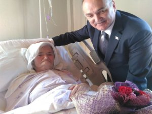 Bakan Faruk Özlü Annesini Ziyaret Etti