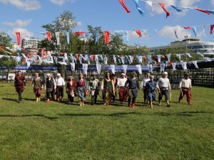 Okçular Altın Dolu Küpü Kırmak İçin Yarıştı