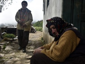 İki Görme Engelli Kardeş Hayata Birlikte Tutunuyor