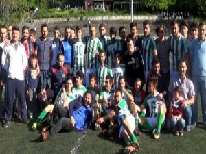 Finale Bir Saat Kala Futbolcuları Takımdan Kovdu