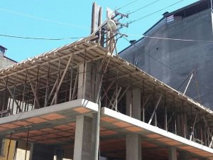 Elektrik Direği Kaldırılmayınca Direği Binanın Köşesinden Geçirdi