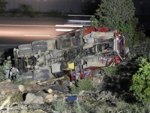 Kamyon Uçuruma Devrildi: 1 Ölü, 3 Yaralı