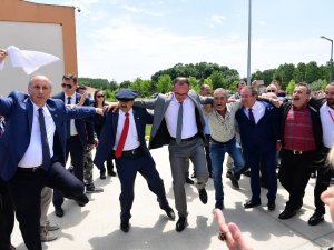 İnce’den Havaalanında Halay