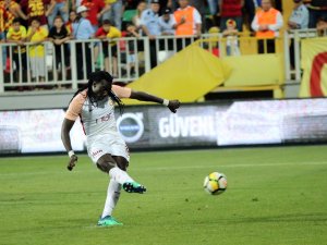 Gomis Tarihe Geçti