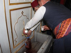 Tarihi Çeşmeden Osmanlı Şerbeti Akıyor