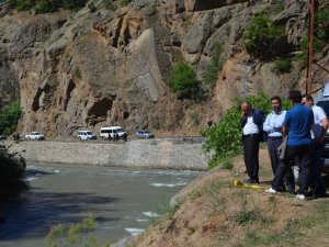 Artvin’de Derede Kaybolan Şahıslardan 2’sinin Cesedine Ulaşılırken 3. Şahsın Cesedini Arama Çalışmaları Sürüyor