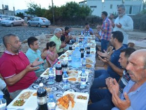Her Gün Bir Hane Bütün Köye İftar Veriyor