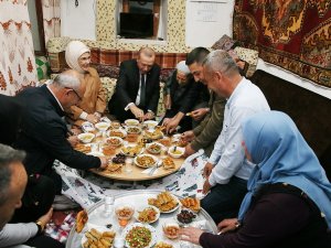 Cumhurbaşkanı Erdoğan, Bir Ailenin İftar Sofrasına Konuk Oldu
