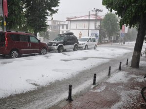 Kastamonu’ya 15 Dakika Süren Dolu Yağışı Kenti Beyaza Bürüdü