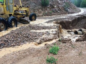 Gümüşhane’de Şiddetli Yağmur Ve Dolu Köy Yollarına Zarar Verdi