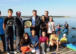 Genç Kanoculardan Karal'a Plaket