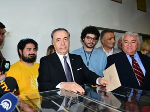 Mustafa Cengiz Tebrikleri Kabul Etti