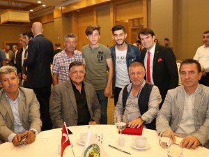 Futbolun Efsaneleri İftarda Bir Araya Geldi