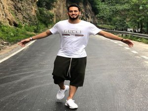 Hakan Çalhanoğlu Eşine Böyle Poz Verdi