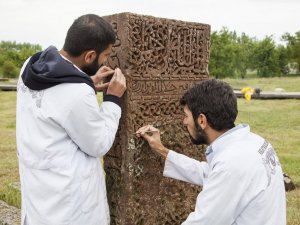 Tarihi Mezar Taşları Ayağa Kaldırılıyor