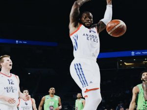 Anadolu Efes Durumu 2-1’e Getirdi