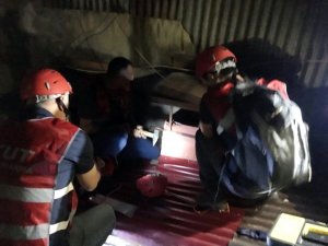 Çatıya Sıkışan Yavru Kediyi Kurtarmak İçin Seferber Oldular
