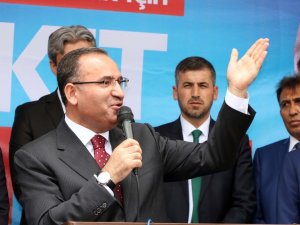 "Milletin Gözünü Boyamak İçin Kılıktan Kılığa Giriyorlar"
