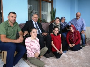 Valinin Çat Kapı Ziyaretinde Engelli Kıza İş Sözü