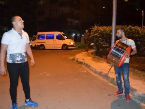 Sesini Duyan Balkona Çıkıyor