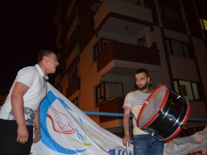 Sesini Duyan Balkona Çıkıyor