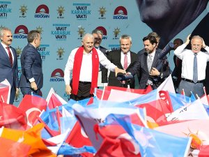 "Ortada Böbürlenip Dolananlar Ak Parti’ye, Millete Dua Etsin"