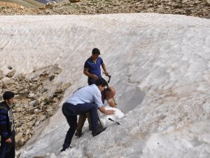 Kar İçin Onlarca Kilometre Kat Ediyorlar