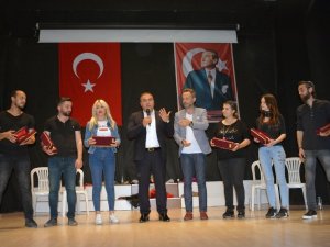 Belediye Başkanı Erener, Tiyatro Sahnesinde Yer Aldı