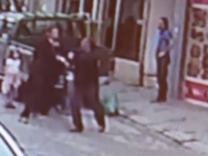 Alkollü Şahıs Eşinin Yanında Başörtülü Kadına Saldırdı