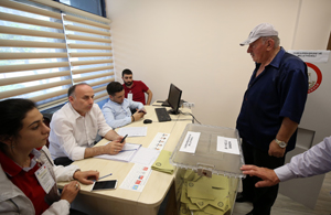 Trabzon Havalimanı'nda oy verme işlemi başladı.