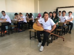 Hem Okula Gidiyor Hem De Pamuk Şeker Satıp Ailesine Bakıyor