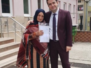 79 Yaşında Okuma Yazma Öğrenerek Karne Aldı