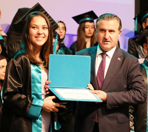 Gençlik ve Spor Bakanı Bak, RTEÜ'lü Öğrencilere Plaket Verdi