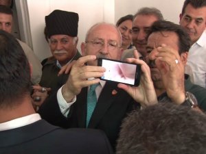 Kılıçdaroğlu’nun Selfie Çekme Mücadelesi