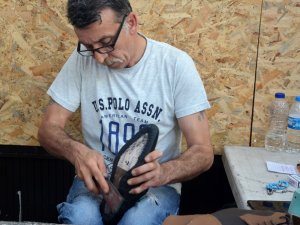 40 Yıldır El İşi İle Ayakkabı Yapıyor