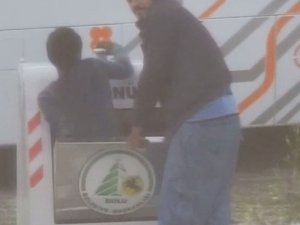 Katı Atık Toplamak İçin Çöp Konteynerine Girdi