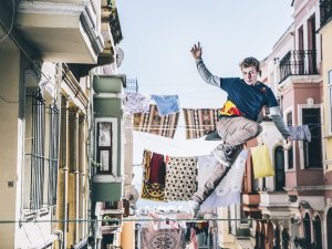 Çamaşır İpleri Arasında Sıra Dışı Gösteri