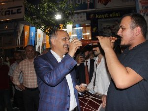 Son Sahuru Davulcularla Yaptılar
