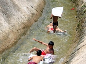 Çocukların Su Kanalında Tehlikeli Rafting Keyfi