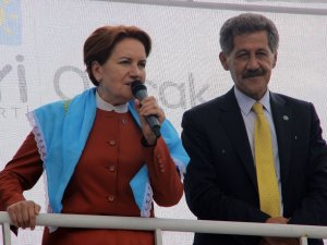 Akşener Yağmur Nedeniyle Mitingi Yarıda Kesti