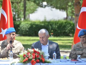 Başbakan Yıldırım Mehmetçikle Kahvaltıda Bir Araya Geldi