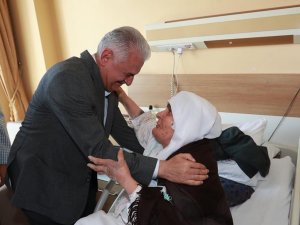 Başbakan’dan Hastalara Bayram Ziyareti