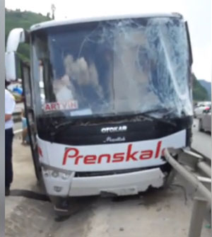 Rize’de Yolcu Otobüsü Refüje Çarptı 4 Yaralı