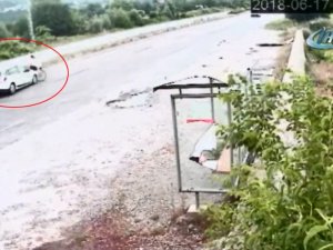 Otomobil Bisikletli Kadına Böyle Çarptı