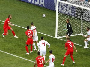 İngiltere Son Dakikada Galip
