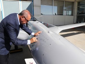 Cumhurbaşkanı Erdoğan İnsansız Hava Aracına İmzasını Attı