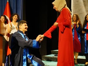 Üniversite Mezuniyet Töreninde Sürpriz Evlilik Teklifi