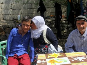 Kuşu Kurtarmak İsterken Kollarını Kaybetti